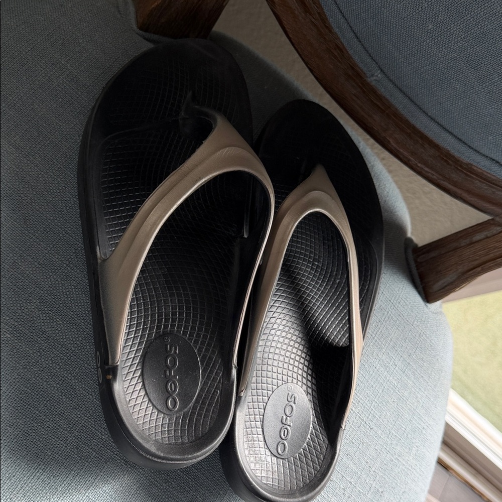 OOFOS Women's Sandals in Black and Tan - Picture 9 of 9